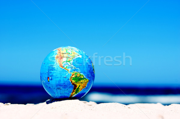 Pământ glob imagine plajă protecţie concepte Imagine de stoc © photocreo