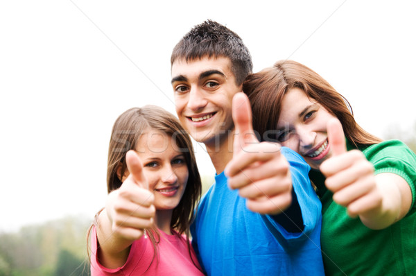 Mutlu arkadaşlar imzalamak üç genç gülme Stok fotoğraf © photocreo