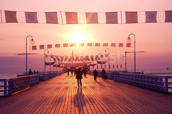 ストックフォト: 日の出 · 徒歩 · 人 · 徒歩 · 桟橋 · 雲
