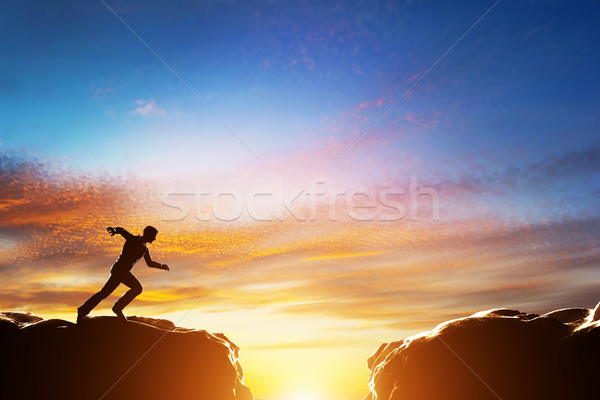 ストックフォト: 男 · を実行して · 高速 · ジャンプ · 2 · 山