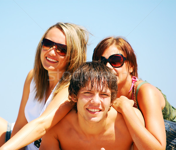 Jungen Freunde Sommer Strand anziehend genießen Stock foto © photocreo