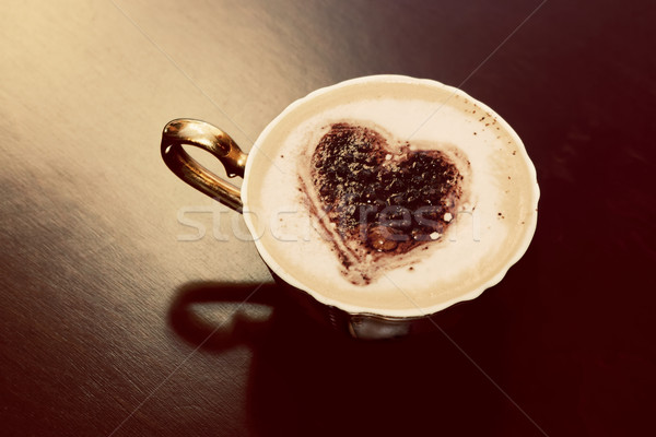 Foto d'archivio: Cup · caffè · cioccolato · a · forma · di · cuore · latte · schiuma