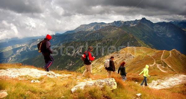 Bergen stormachtig landschap panorama wandelaars lopen Stockfoto © photocreo