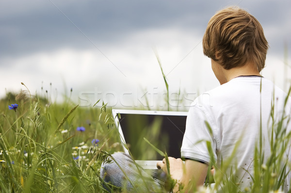 Junge Notebook Bereich Freien Himmel Mode Stock foto © photocreo