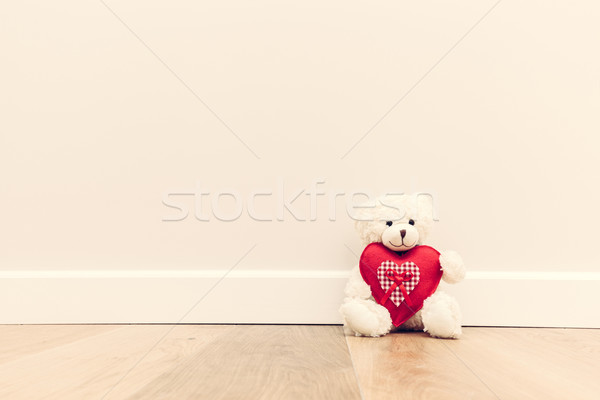 Sevimli oyuncak ayı büyük kırmızı peluş kalp Stok fotoğraf © photocreo