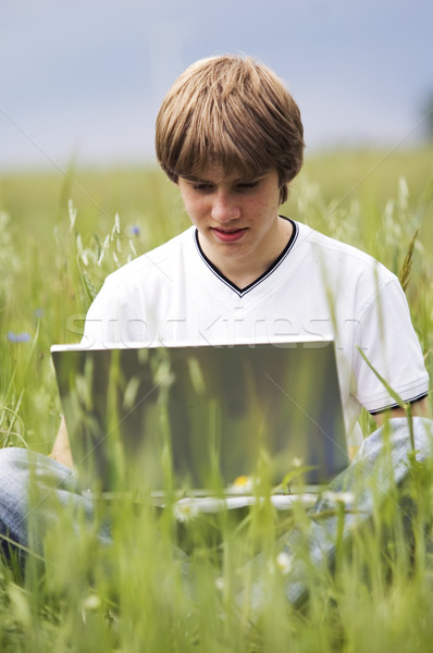 Stockfoto: Jongen · notebook · veld · outdoor · hemel · mode