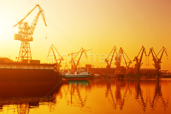 [[stock_photo]]: Historique · gdansk · Pologne · coucher · du · soleil · lourd · machines