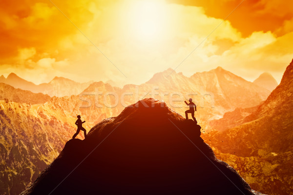 Twee mannen lopen race top berg concurrentie Stockfoto © photocreo