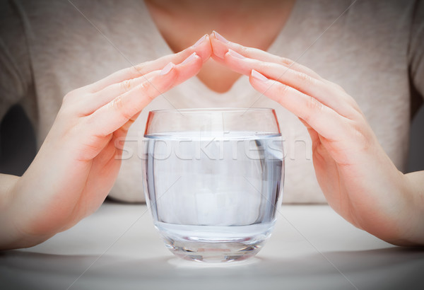 Stockfoto: Glas · schone · mineraalwater · gedekt · handen · milieu