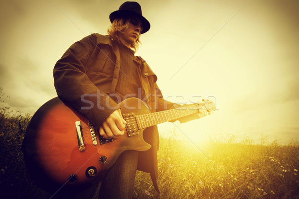 若い男 演奏 ギター 屋外 ヴィンテージ 音楽 ストックフォト © photocreo
