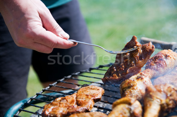 Barbecue cuisson barbecue alimentaire herbe homme Photo stock © photocreo
