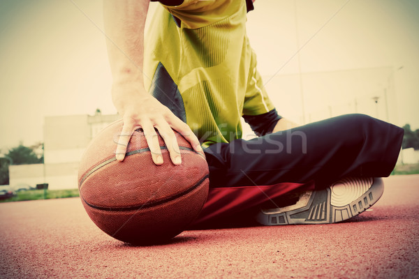 Junger Mann Basketballplatz Sitzung Ball Ausbildung Aktivität Stock foto © photocreo