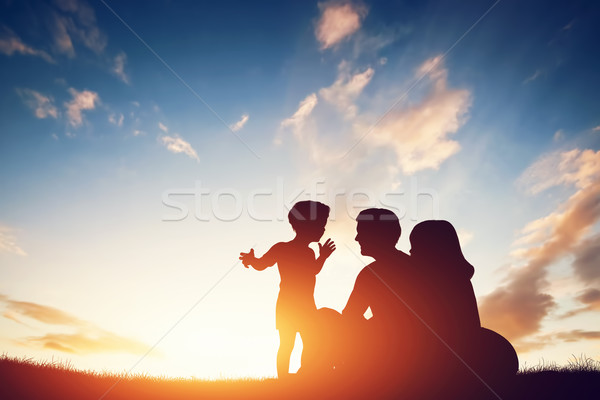 Gelukkig gezin samen ouders weinig kind zonsondergang Stockfoto © photocreo