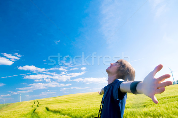 Szczęśliwy człowiek broni w górę lata niebo Zdjęcia stock © photocreo