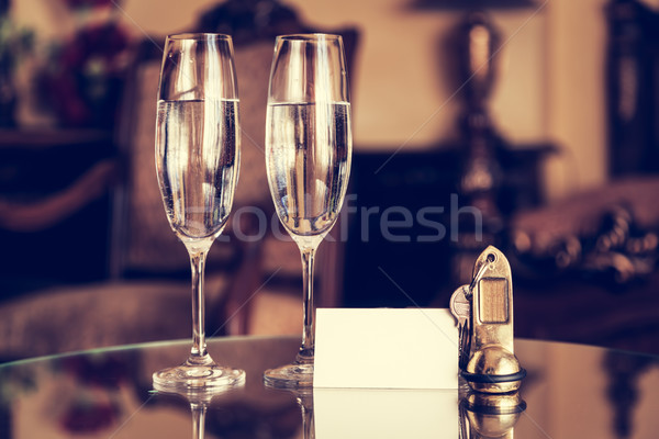 Pełny szampana okulary antyczne klucze biały Zdjęcia stock © photocreo