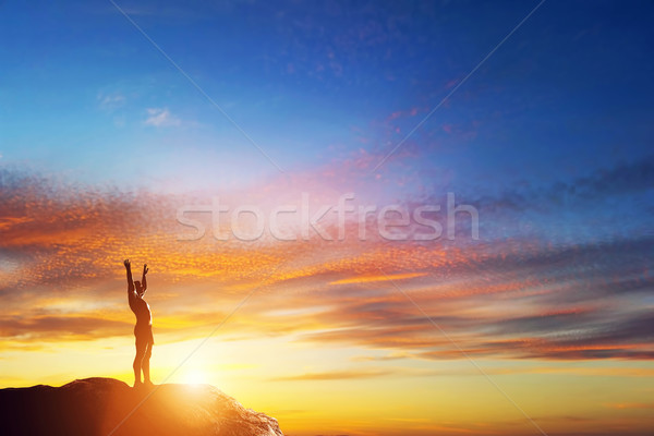Boldog férfi kezek magasban csúcs hegy naplemente Stock fotó © photocreo