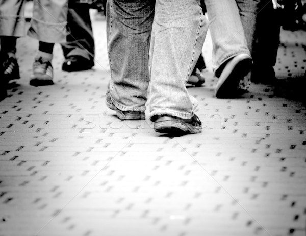 Marche rue foule corps urbaine pieds Photo stock © photocreo