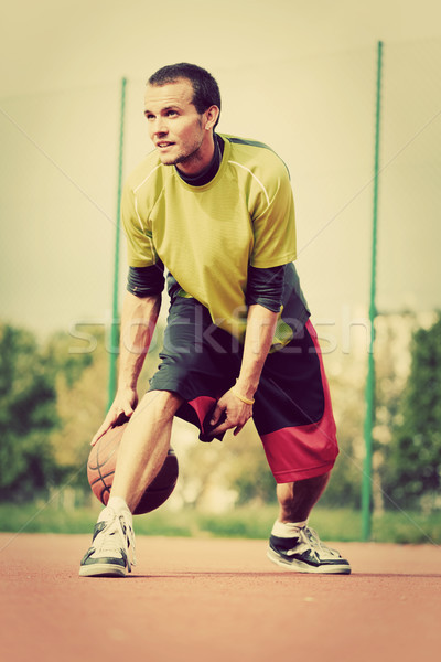 Junger Mann Basketballplatz Ball Jahrgang Stimmung Ausbildung Stock foto © photocreo