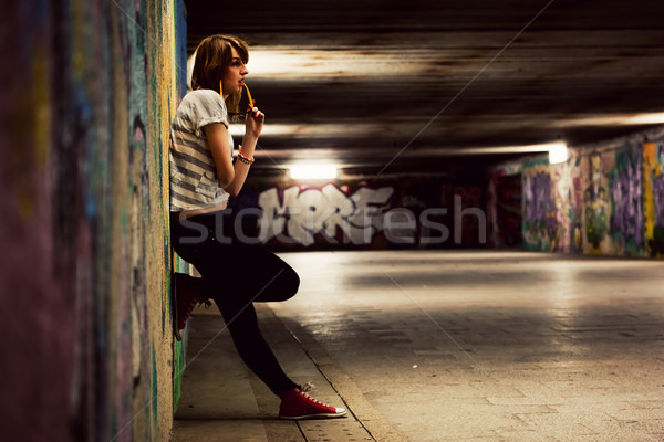 Stylish Mädchen stehen Grunge Graffiti Tunnel Stock foto © photocreo