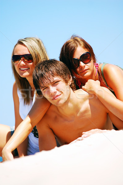 Jungen Freunde Sommer Strand anziehend genießen Stock foto © photocreo