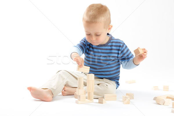 Weinig cute jongen spelen bouwstenen geïsoleerd Stockfoto © Photoline