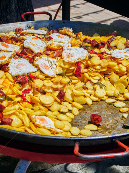 Spaniol ouă chorizo tigaie Imagine de stoc © Photooiasson
