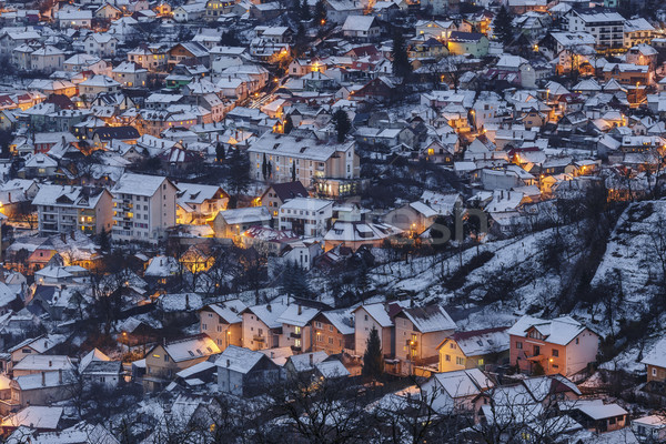 Iarnă amurg rezidential district oraş Imagine de stoc © photosebia