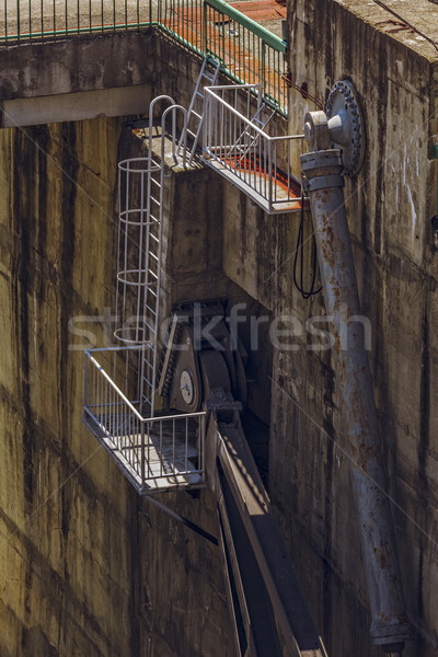 Hidraulic mecanism detaliu industrial ruginit beton Imagine de stoc © photosebia