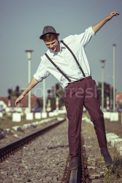Rail joyeux jeunes blanche shirt roulé Photo stock © photosebia
