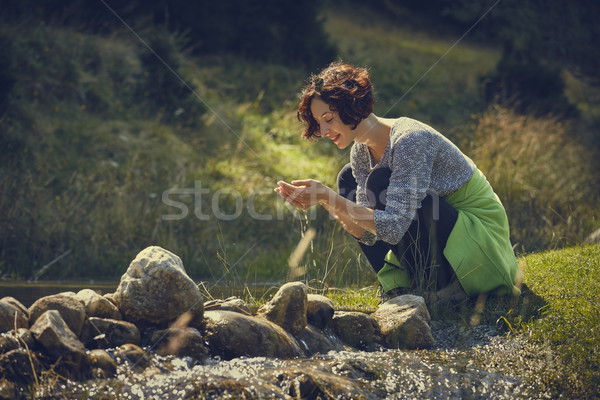 Zdjęcia stock: Kobieta · mycia · ręce · górskich · strumienia · wody