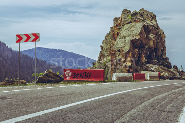 Alerta signo borde del camino rojo blanco peligroso Foto stock © photosebia