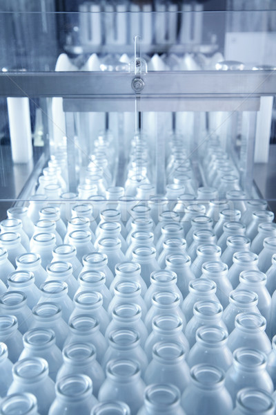 Sticlă steril maşină gol sticle farmaceutic Imagine de stoc © photosoup