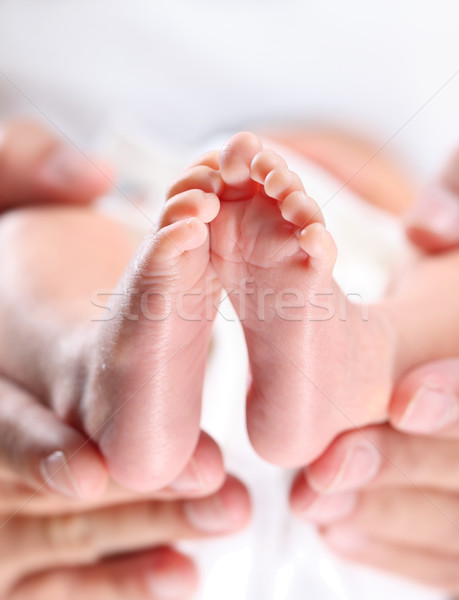 Recién nacido bebé pies padres manos mantener Foto stock © photosoup