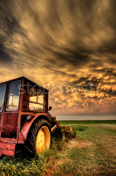 Imagine de stoc: Nori · de · furtuna · saskatchewan · antic · epocă · tractor · cer