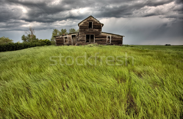 Aufgegeben Bauernhof Gebäude Saskatchewan Kanada Gewitterwolken Stock foto © pictureguy