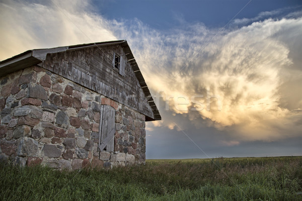 Nori de furtuna saskatchewan prerie scena piatră casă Imagine de stoc © pictureguy