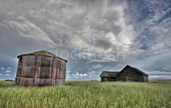 Stock fotó: Elhagyatott · farm · viharfelhők · égbolt · épület · természet