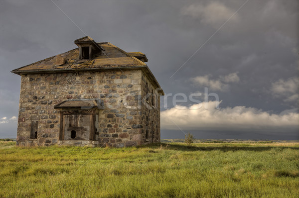 Nubes de tormenta pradera cielo piedra casa Canadá Foto stock © pictureguy