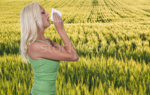 Vrouw blazen neus mooie vrouw koud hooi koorts Stockfoto © piedmontphoto