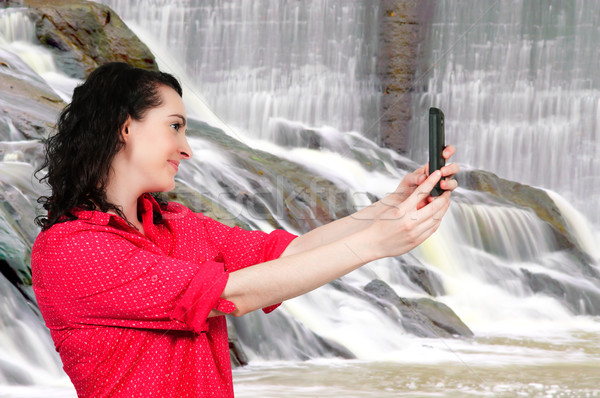 Mujer toma mujer hermosa teléfono celular feliz modelo Foto stock © piedmontphoto