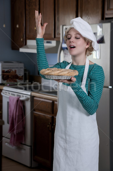 Nő szakács pite gyönyörű nő tart frissen Stock fotó © piedmontphoto