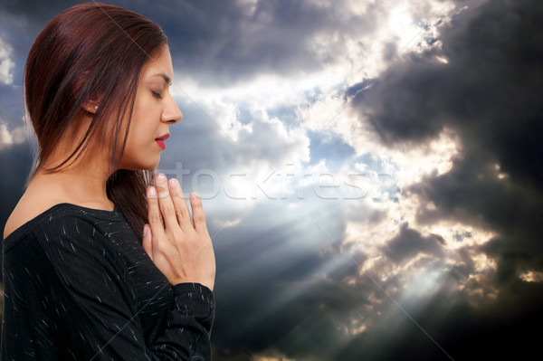 商业照片: 西班牙裔美国人 · 女子 · 祈祷 · 美丽 · 基督教 ·深