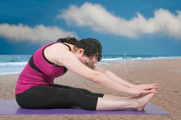 Vrouw yoga mooie vrouw houding meisje vrouwen Stockfoto © piedmontphoto