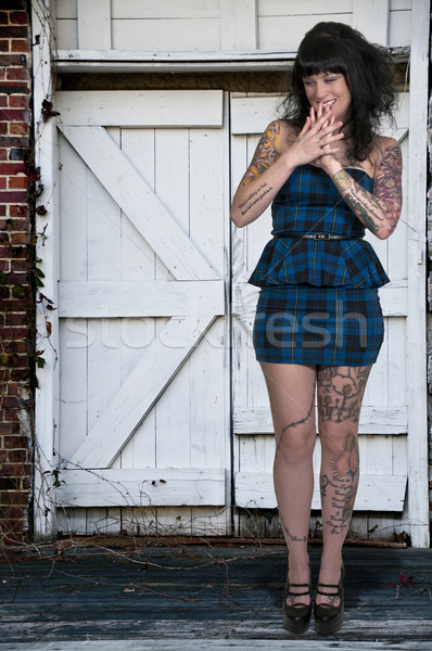 Bella tatuato donna guardando lontano Foto d'archivio © piedmontphoto