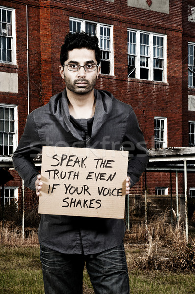 Beszéd igazság hang fiatalember magasra tart felirat Stock fotó © piedmontphoto