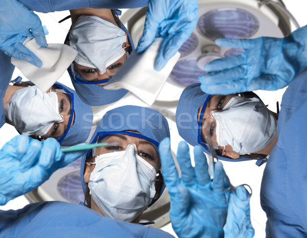 Hermosa mujeres cirujanos las mujeres jóvenes realizar cirugía Foto stock © piedmontphoto