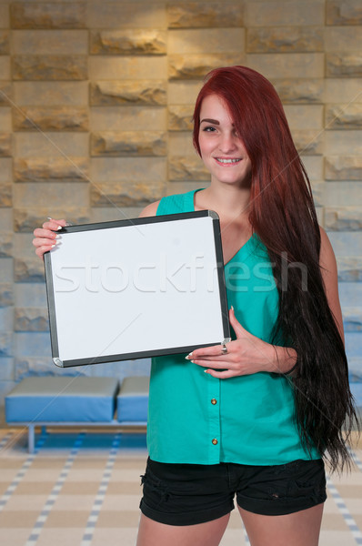 Nő tart üres tábla gyönyörű fiatal nő magasra tart Stock fotó © piedmontphoto