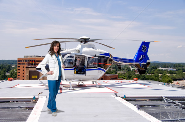 Medic viaţă zbor femeie mobil care zboară Imagine de stoc © piedmontphoto