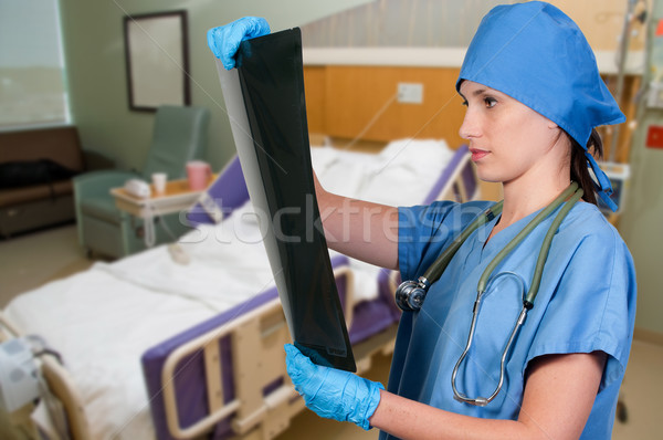 Vrouwelijke radioloog mooie onderzoeken Xray hand Stockfoto © piedmontphoto