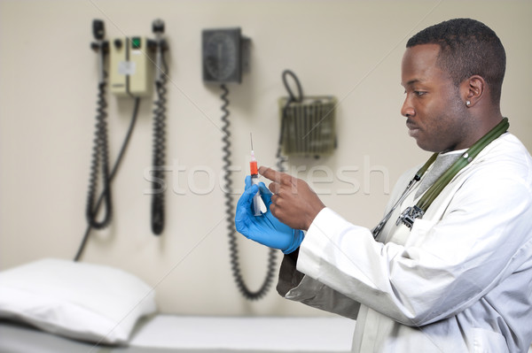 Orvos afroamerikai férfi afroamerikai tart injekciós tű egészség Stock fotó © piedmontphoto